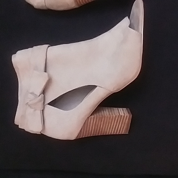 Nine West 8.5 heels - Picture 2 of 3